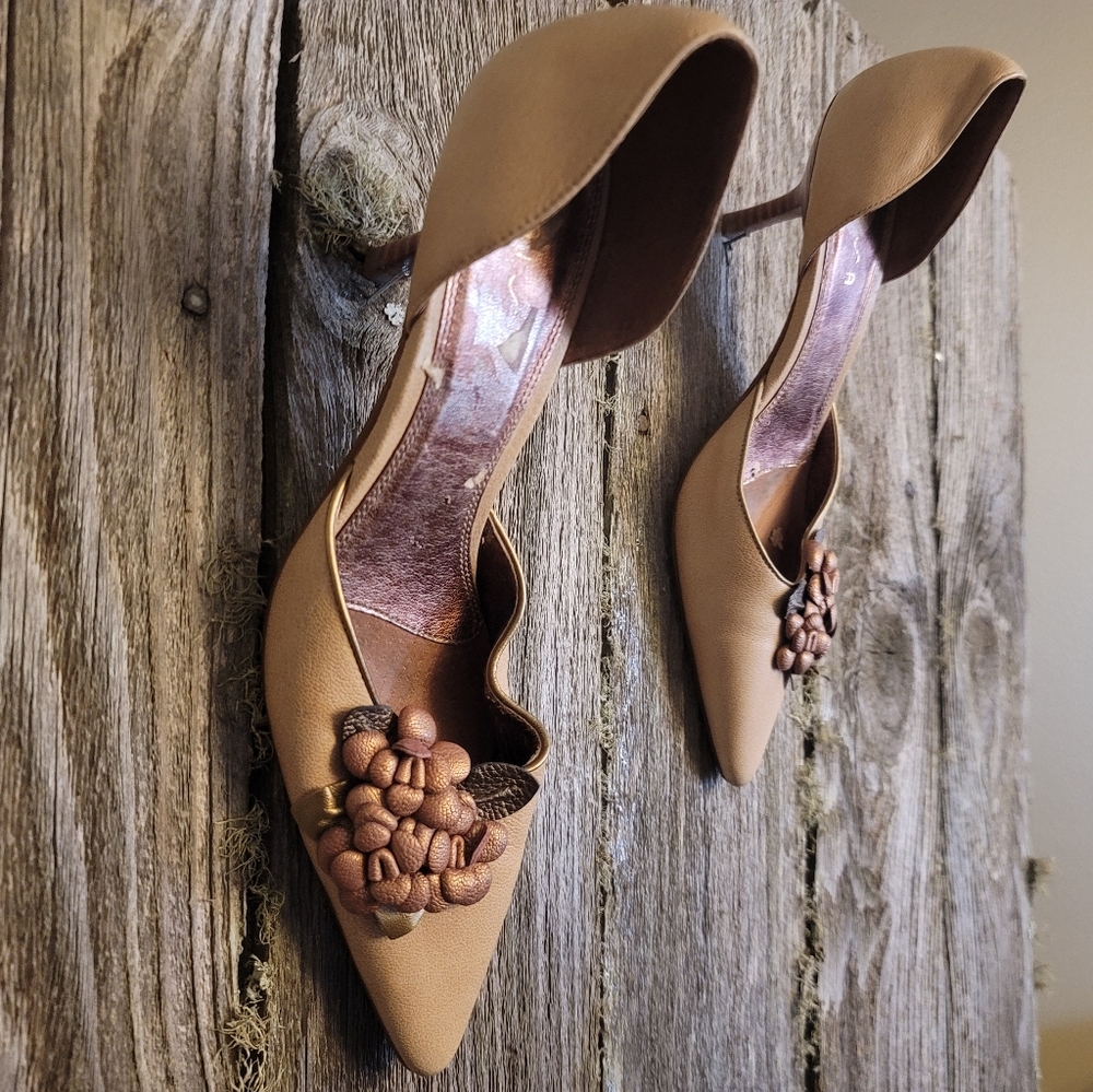 Unisa pointed toe 2 inch heel.